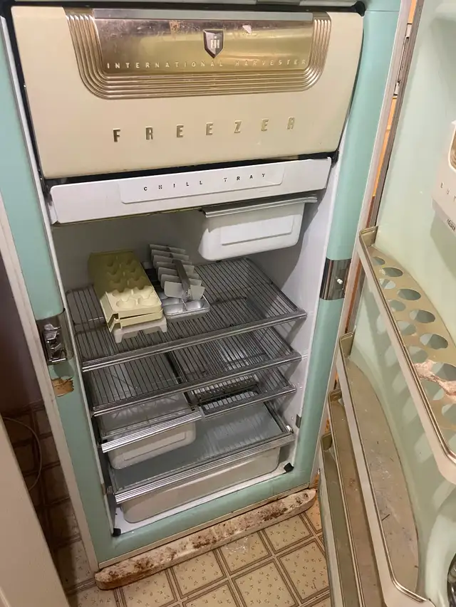 1952 International Harvester Fridge - Photo 2