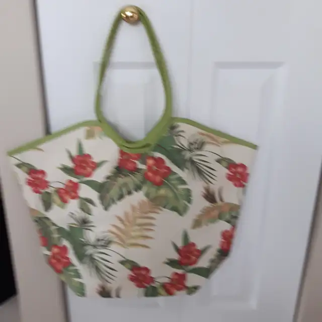 BEAU SAC À MAIN FEMME À FLEURS ROSES 14'HAUTx18'LARGE: $10.00