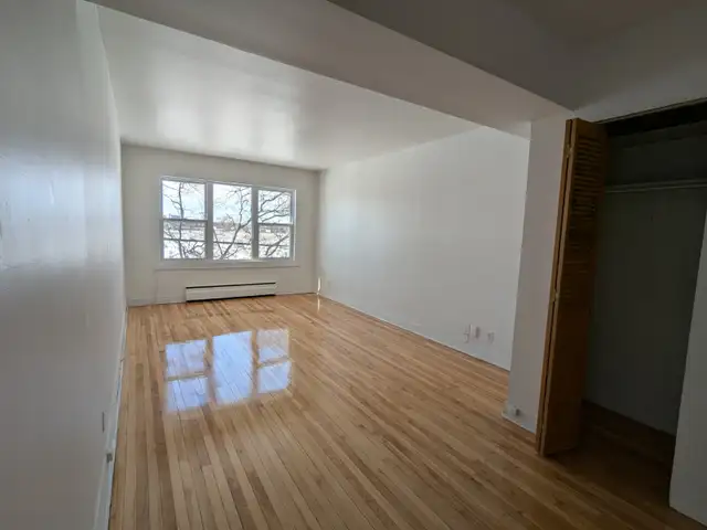 Beau très grand 3 ½  CDN, rue Kindersley, 1er juillet - Photo 4