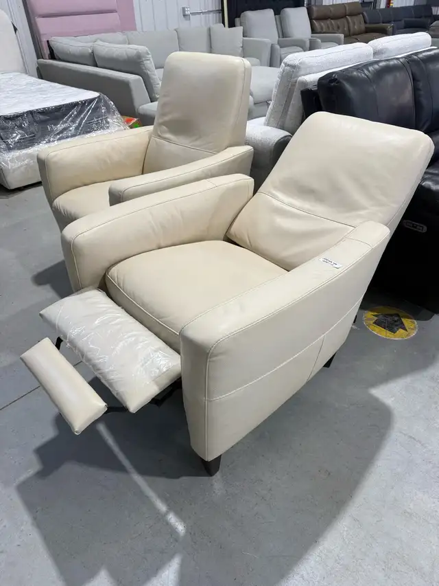 Natuzzi leather pushback recliners set of 2 - Photo 2
