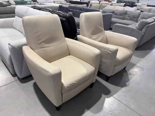 Natuzzi leather pushback recliners set of 2 - Photo 4