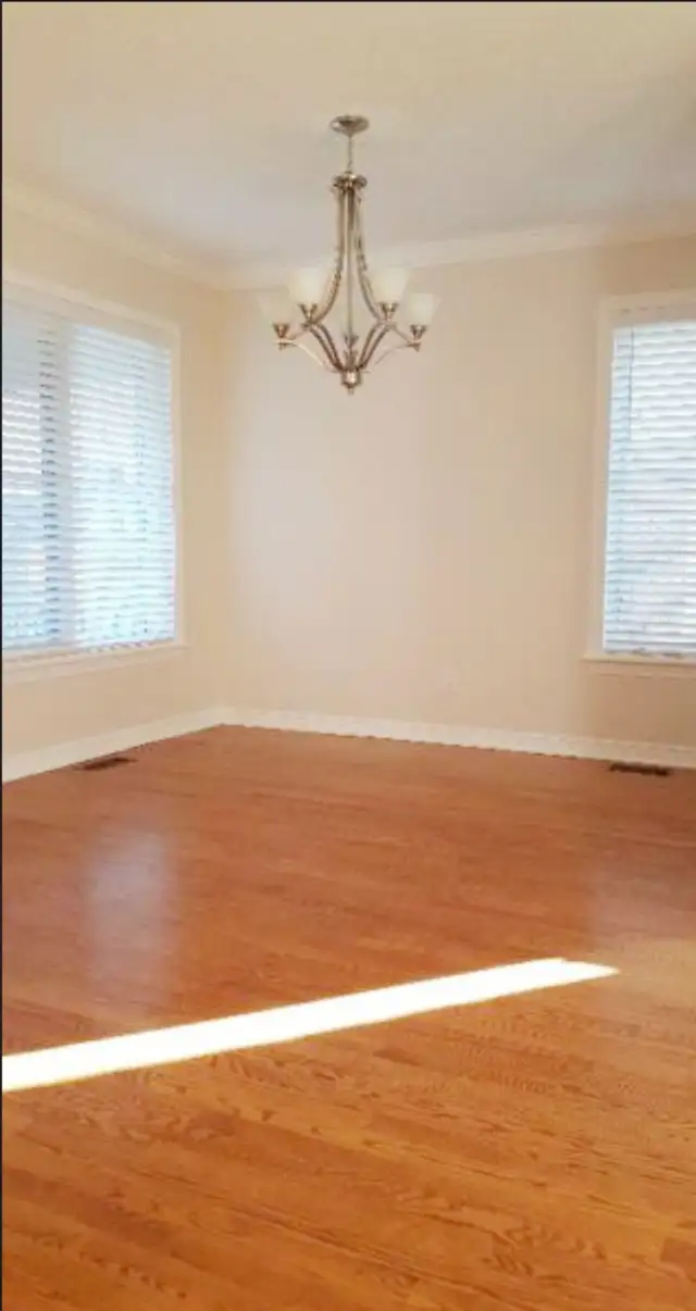 Beautiful 3 Bedroom End Unit Townhouse Silver City Location - Photo 5