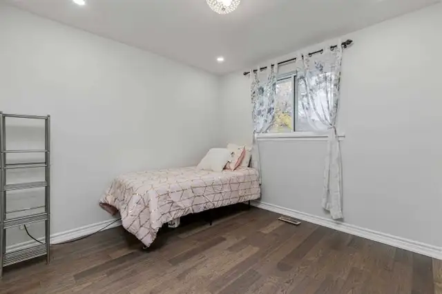Furnished spacious Room for rent Steps to Yonge St , Aurora $850