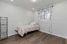 Furnished spacious Room for rent Steps to Yonge St , Aurora $850