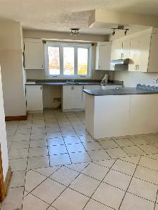 Brossard for rent-Renovated Top Floor 3BR – Bright & Clean - Photo 6