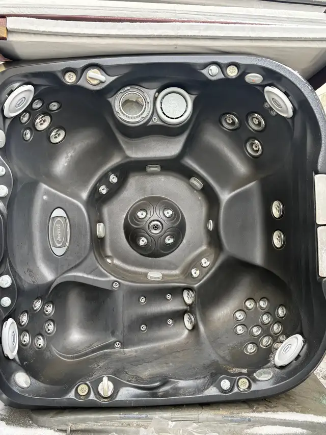 Extra Large Size Top of The Line Used Hot Tub -2010 Jacuzzi J480