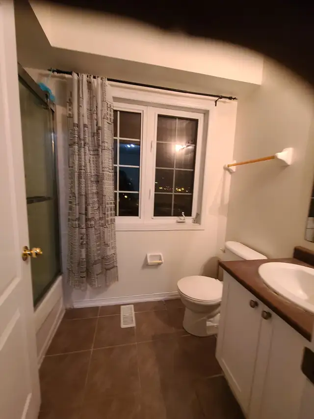 Rooms Minutes walk Finch west subway station, York U campus. - Photo 3