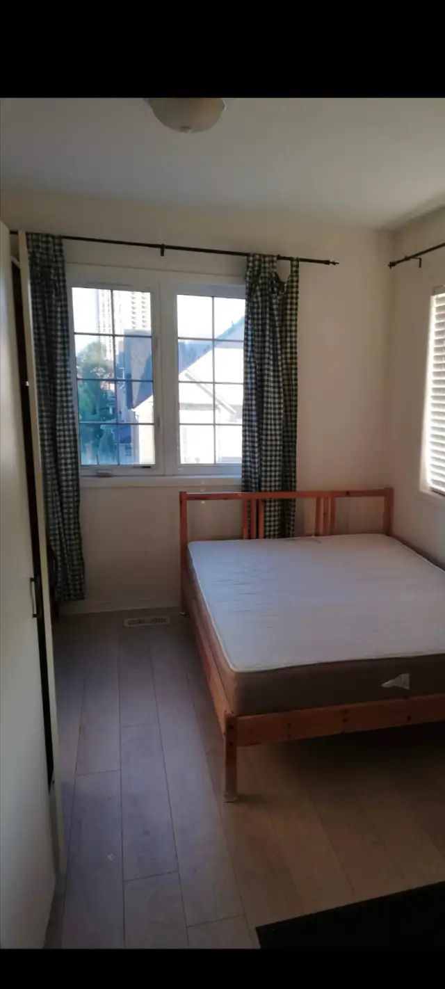 Rooms Minutes walk Finch west subway station, York U campus. - Photo 6