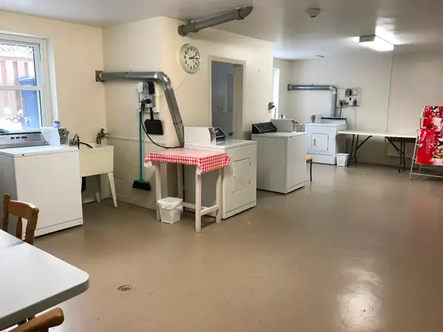 April 15th - Smoke Free - One Bdrm – Top Floor – Secure Building - Photo 2