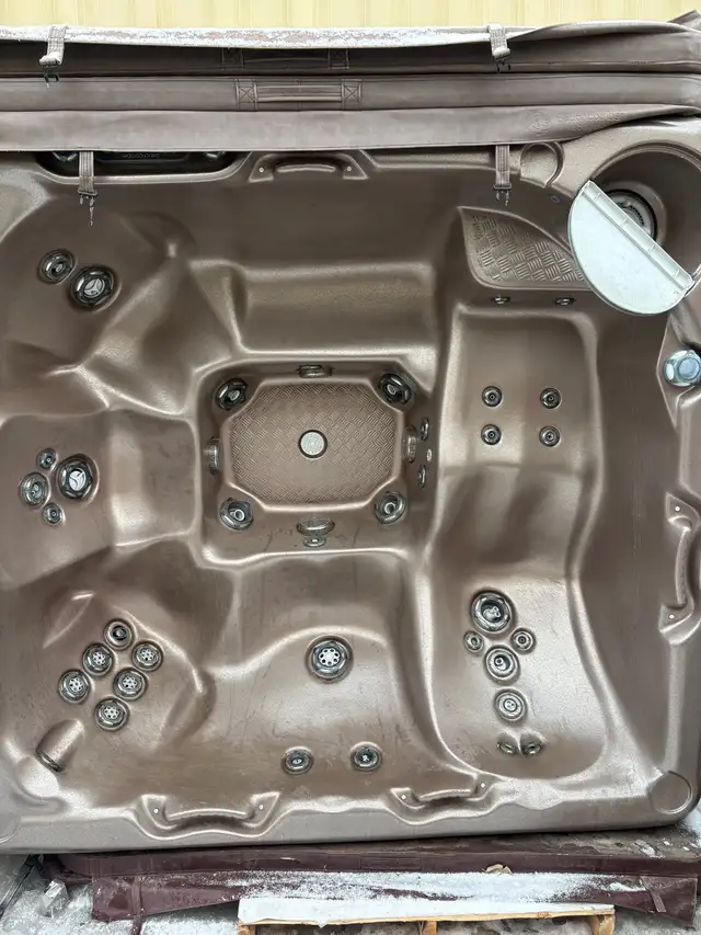 2017 Beachcomber Hot Tub in Good Condition