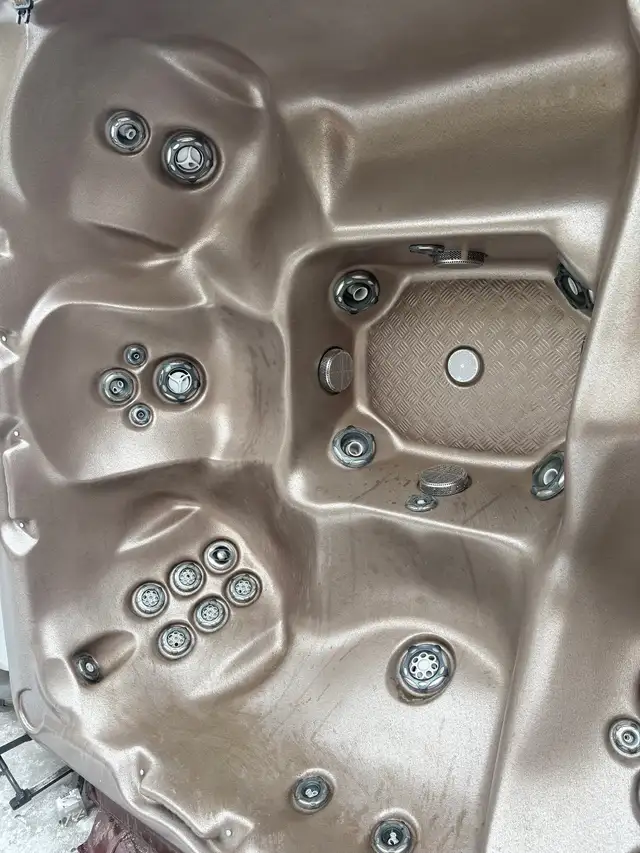 2017 Beachcomber Hot Tub in Good Condition - Photo 2