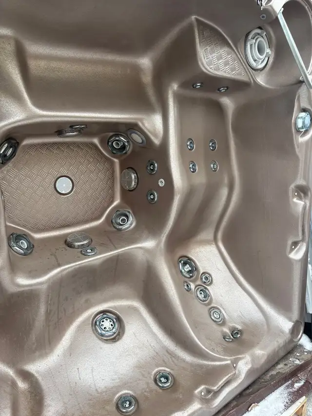 2017 Beachcomber Hot Tub in Good Condition - Photo 3