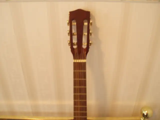 ACOUSTIC GUITAR - EXCELLENT CONDITION - Photo 3