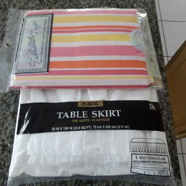 2NAPPES NEUVES DANS SAC CADEAU:UNE BLANCHE UNE COLORÉE $10.00CHA