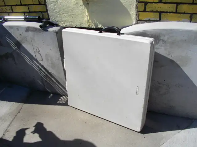 60 x 30 inch folding table - Photo 2