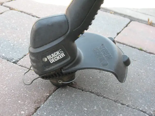 Black and Decker Corded Grass Trimmer - Photo 3