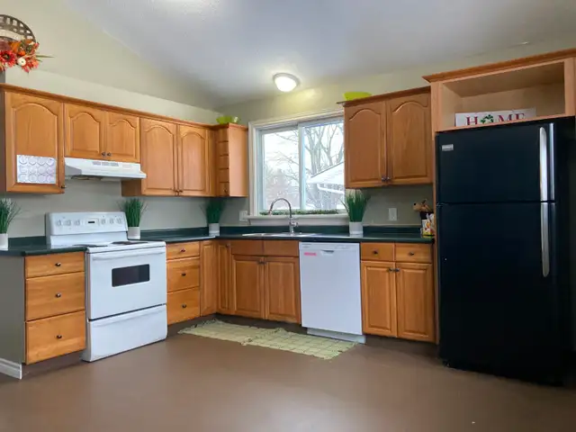 FORT  ERIE  -  RENT  TO  OWN  HOME - Photo 2