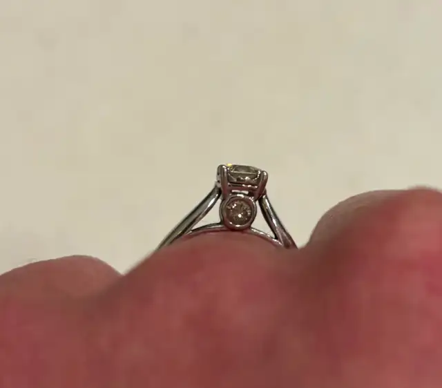 Solitaire diamond engagement ring - Photo 4