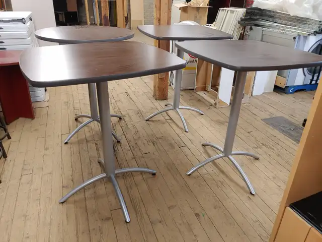 ROUND WOODEN TABLES - Photo 5