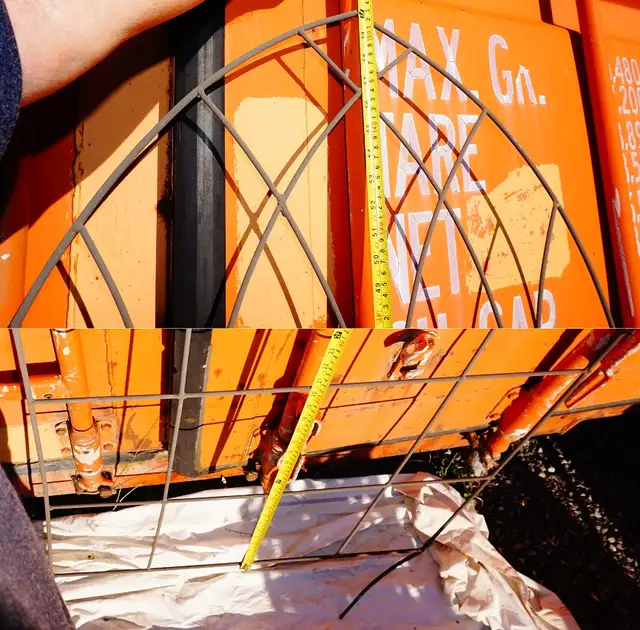 Solid wrought iron garden trellis with fleur-de-lis decoration. - Photo 2