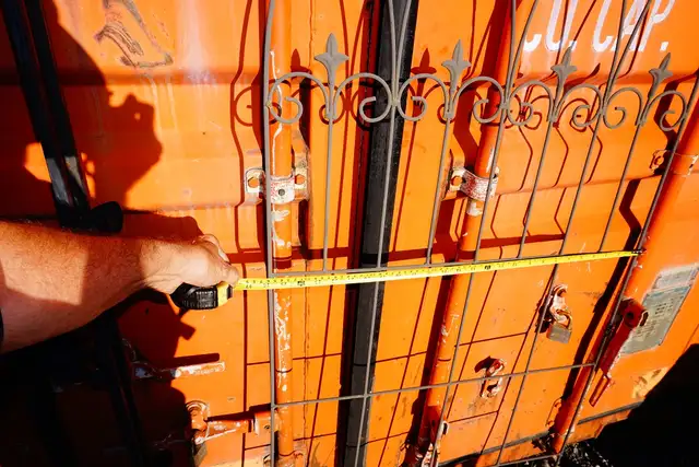 Solid wrought iron garden trellis with fleur-de-lis decoration. - Photo 3