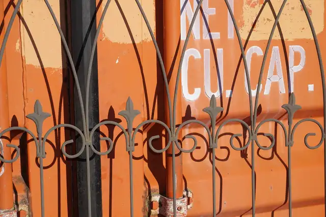 Solid wrought iron garden trellis with fleur-de-lis decoration. - Photo 4