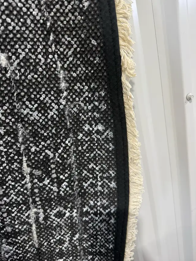 8’ Round area rug - Photo 5