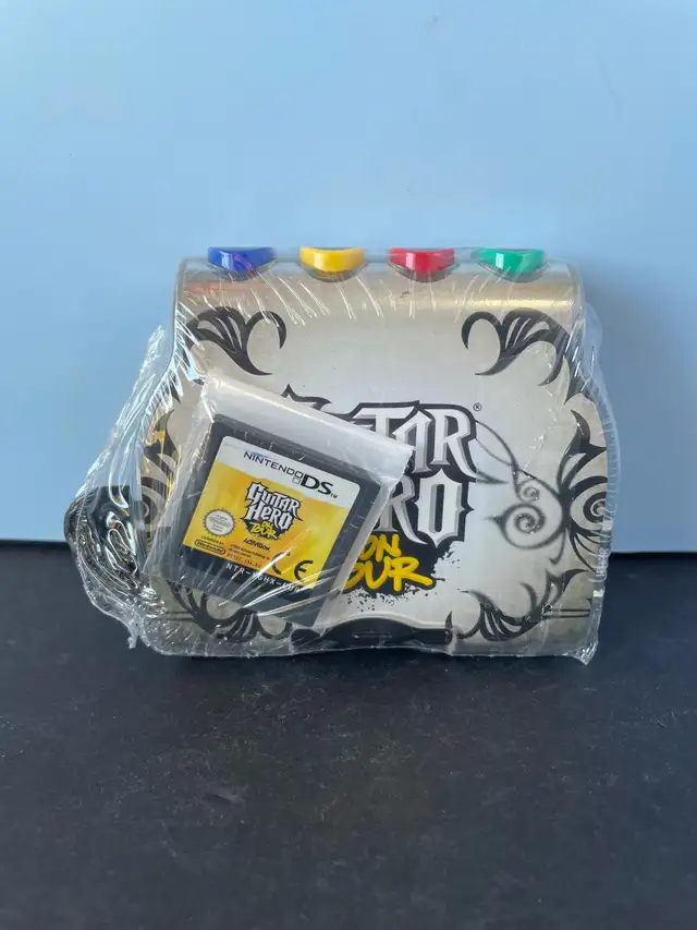 NINTENDO DS GUITAR HERO ON TOUR W/GUITAR STRAP