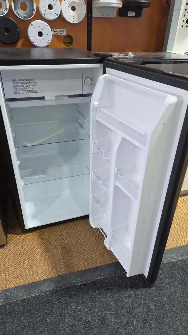 Galanz 3.2 CU FT UPRIGHT REFRIGERATOR BLACK COLOR - Photo 2
