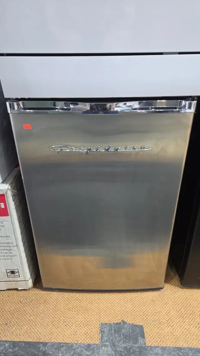 FRIGIDAIRE COMPACT REFRIGERATOR 4.0 cuft