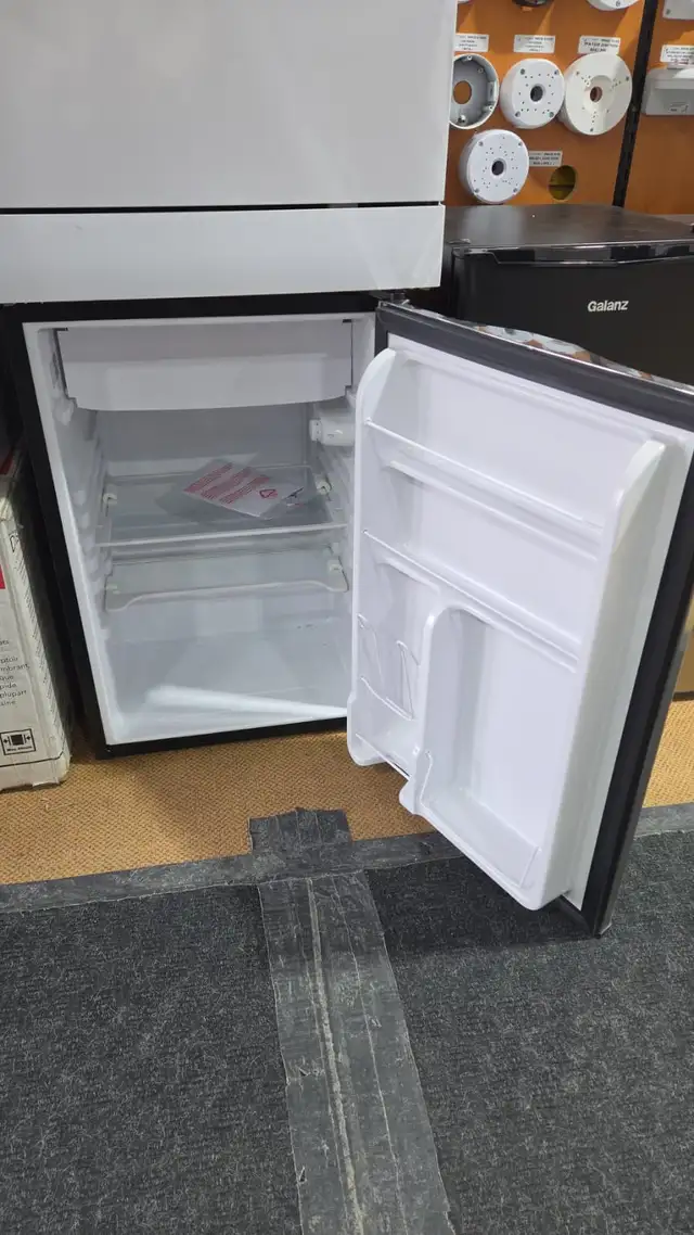 FRIGIDAIRE COMPACT REFRIGERATOR 4.0 cuft - Photo 2