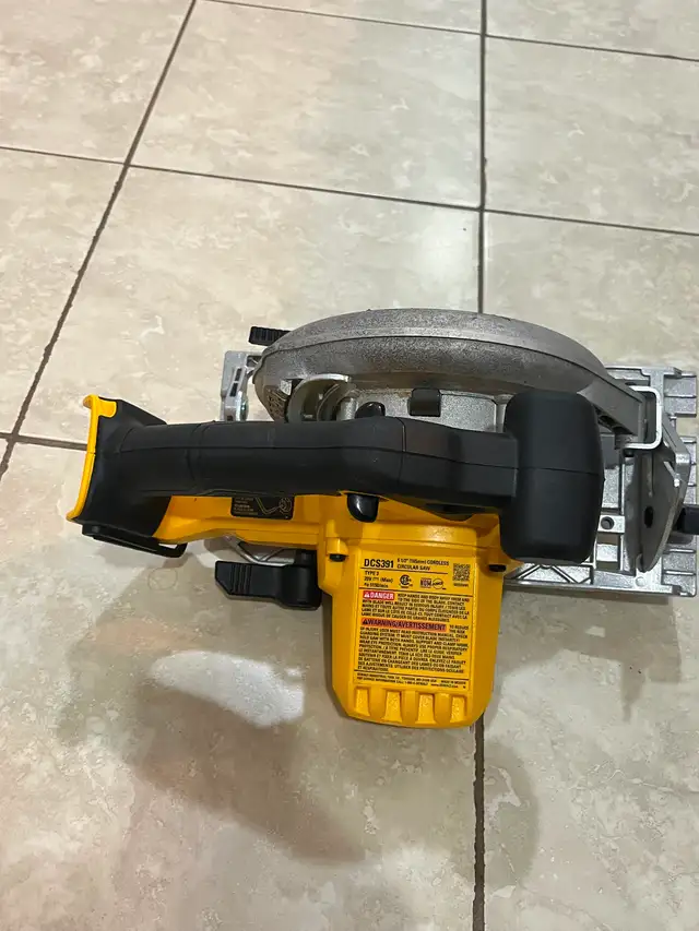 DEWALT 20V Cordless 6.5 inch Circular Saw - Photo 2