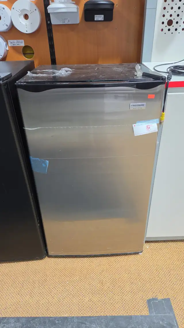 FRIGIDAIRE GALLERY FGFR334 3.2 CU FT COMPACT UPRIGHT REFRIGERATO