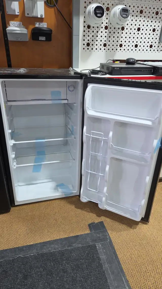 FRIGIDAIRE GALLERY FGFR334 3.2 CU FT COMPACT UPRIGHT REFRIGERATO - Photo 2