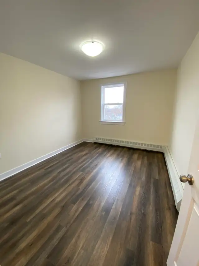 West End 1BR - Unit 503 - May 2nd - Heat/Wat Incl. - Concrete - Photo 3