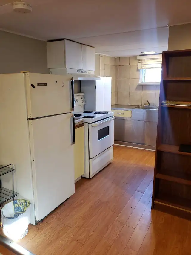 Bachelor Basement Apartment Warden and Eglinton - Photo 5