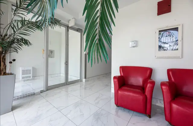 YORKVILLE GOLD 2 - NEW BLDG. - Photo 4