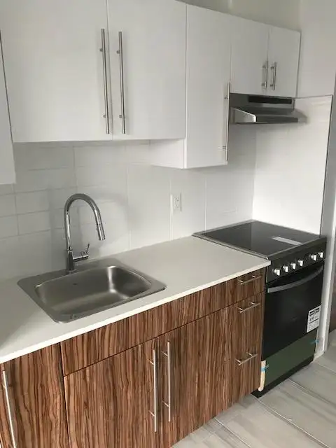 YORKVILLE GOLD 2 - NEW BLDG. - Photo 8