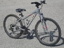 IT'S A GIANT 26' GIANT BUILDER ALL ALUMINUM 21 SPD   SUSPENSION!