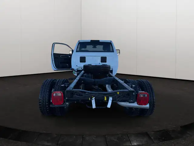 2024 Ram 5500 Chassis SLT | 8.4 Inch Touchscreen | Cloth Seats - Photo 17