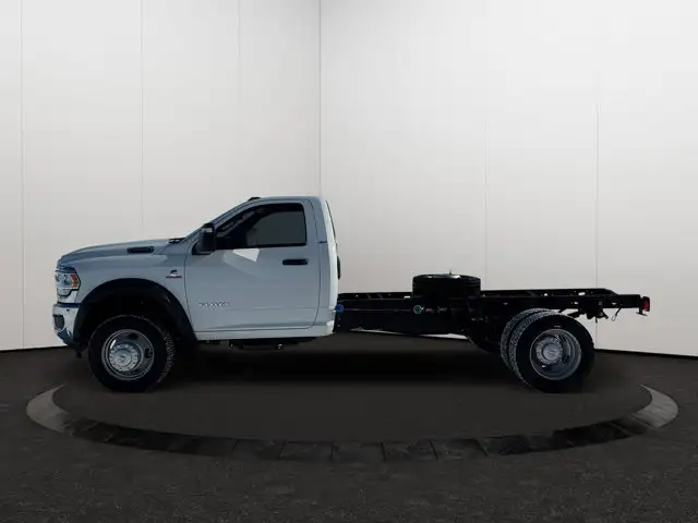 2024 Ram 5500 Chassis SLT | Apple CarPlay | Android Auto - Photo 2