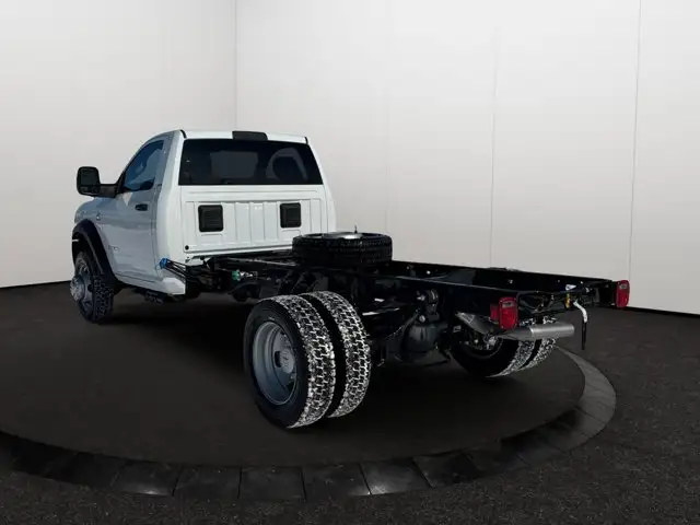 2024 Ram 5500 Chassis SLT | Apple CarPlay | Android Auto - Photo 3