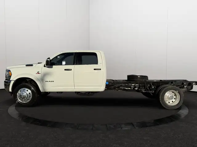 2024 Ram 5500 Chassis SLT | Remote Start | Apple CarPlay - Photo 2