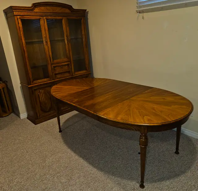 China Cabinet and Table/Chairs $400. Delivery Available