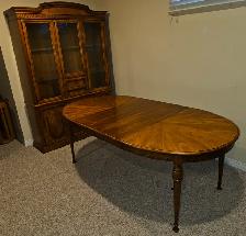 China Cabinet and Table/Chairs $400. Delivery Available