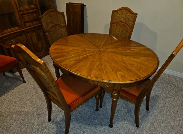 China Cabinet and Table/Chairs $400. Delivery Available - Photo 2