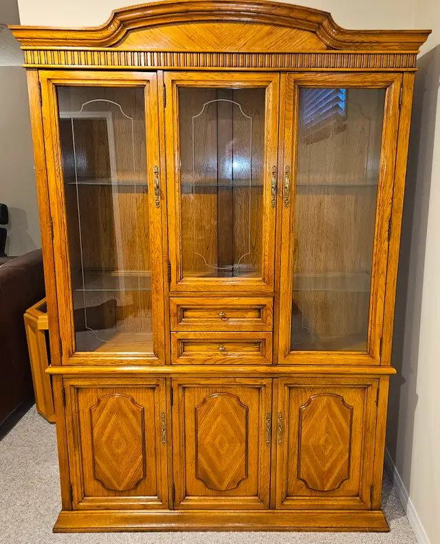China Cabinet and Table/Chairs $400. Delivery Available - Photo 5