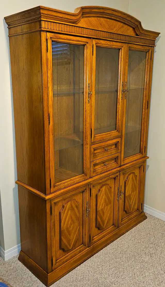 China Cabinet and Table/Chairs $400. Delivery Available - Photo 6