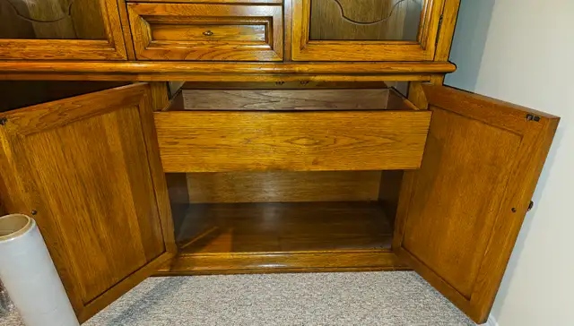 China Cabinet and Table/Chairs $400. Delivery Available - Photo 7