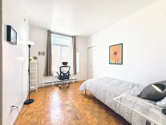 Available NOW. Furnished ROOM. CLEAN, SAFE! Great Area! ALL INCL - Photo 2